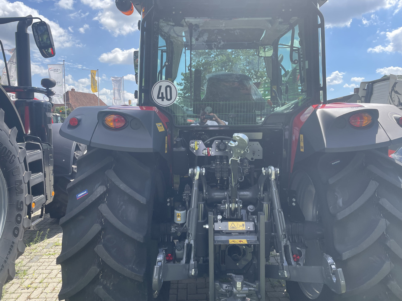 Massey Ferguson 5711M Dyna-4 4WD Cab - Трактор: фото 2 Massey Ferguson 5711M Dyna-4 4WD Cab - Трактор: фото 2