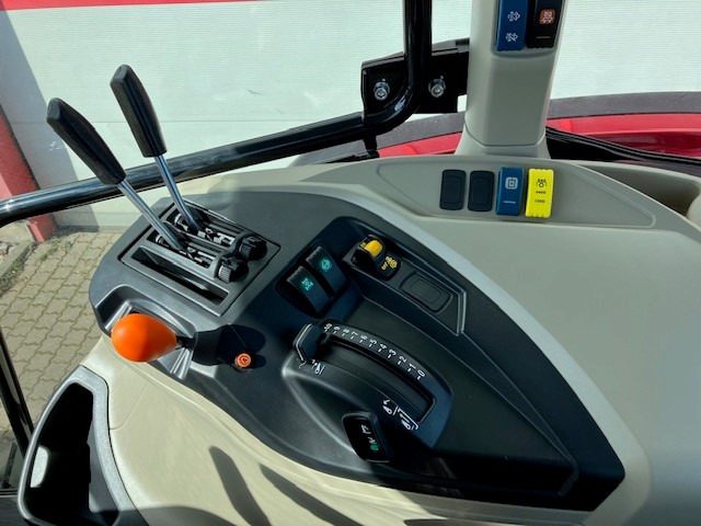 Massey Ferguson 5712 M 4WD Cab Essential - Трактор: фото 4 Massey Ferguson 5712 M 4WD Cab Essential - Трактор: фото 4