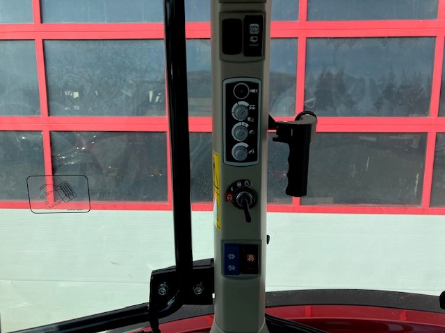 Massey Ferguson 5712 M 4WD Cab Essential - Трактор: фото 3 Massey Ferguson 5712 M 4WD Cab Essential - Трактор: фото 3
