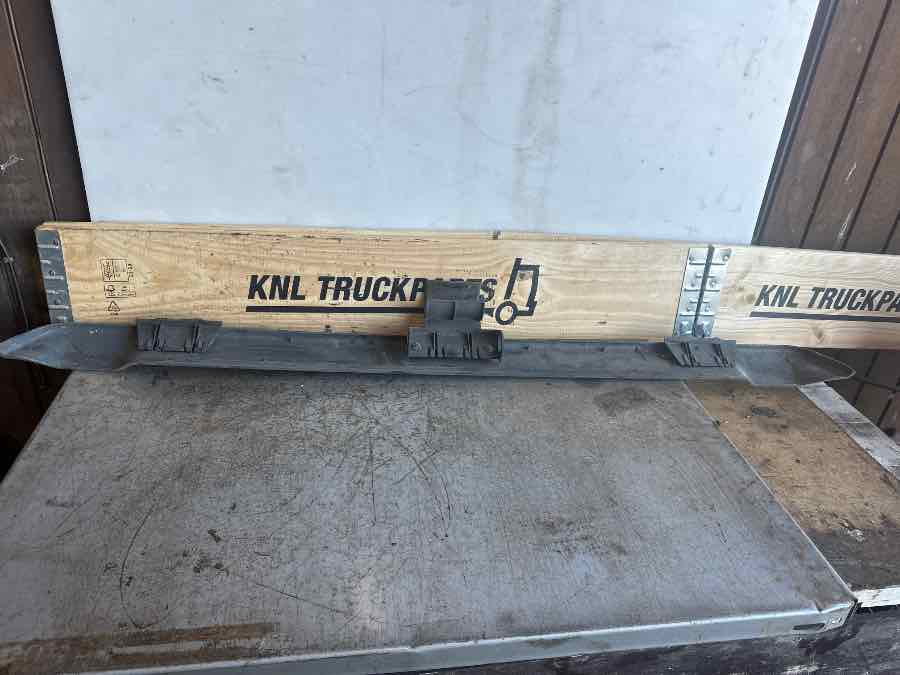 MAN TRIM COVER 81.41685-0052 - Кузов и экстерьер для Грузовиков: фото 1 MAN TRIM COVER 81.41685-0052 - Кузов и экстерьер для Грузовиков: фото 1