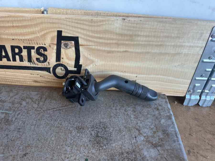 SCANIA INDICATOR/WIPER LEVER 2824093 - Кабина и интерьер для Грузовиков: фото 2 SCANIA INDICATOR/WIPER LEVER 2824093 - Кабина и интерьер для Грузовиков: фото 2
