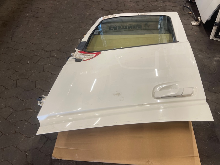 VOLVO FH4 LEFT DOOR 82183078 - Кабина и интерьер для Грузовиков: фото 1 VOLVO FH4 LEFT DOOR 82183078 - Кабина и интерьер для Грузовиков: фото 1