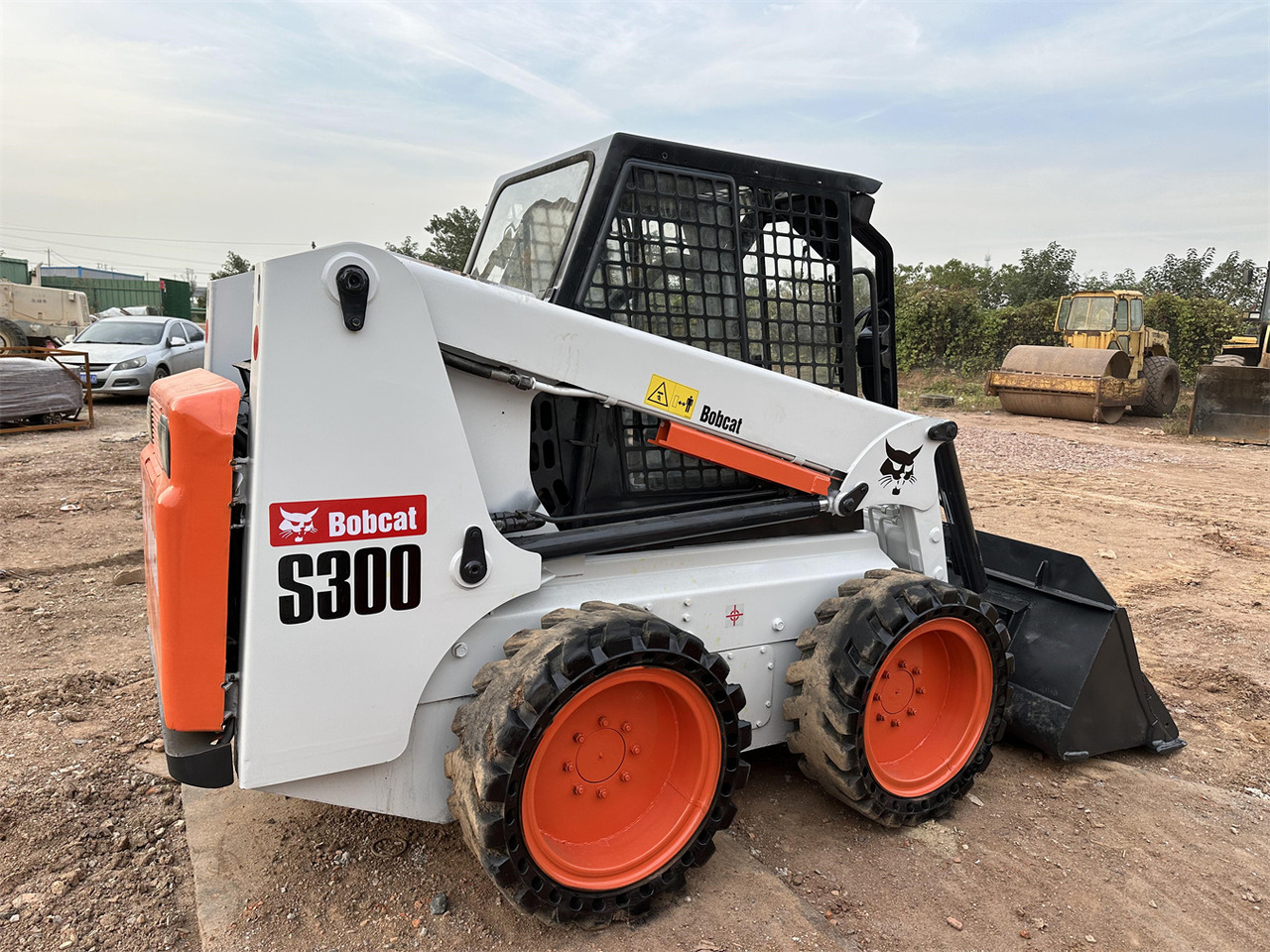 BOBCAT S300 - Мини-погрузчик с бортовым поворотом: фото 5 BOBCAT S300 - Мини-погрузчик с бортовым поворотом: фото 5