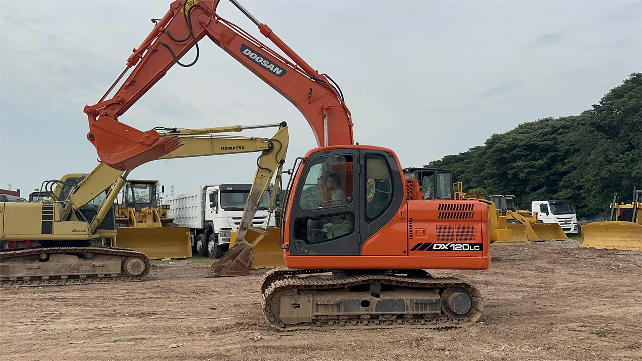 Doosan DX120 - Гусеничный экскаватор: фото 1 Doosan DX120 - Гусеничный экскаватор: фото 1