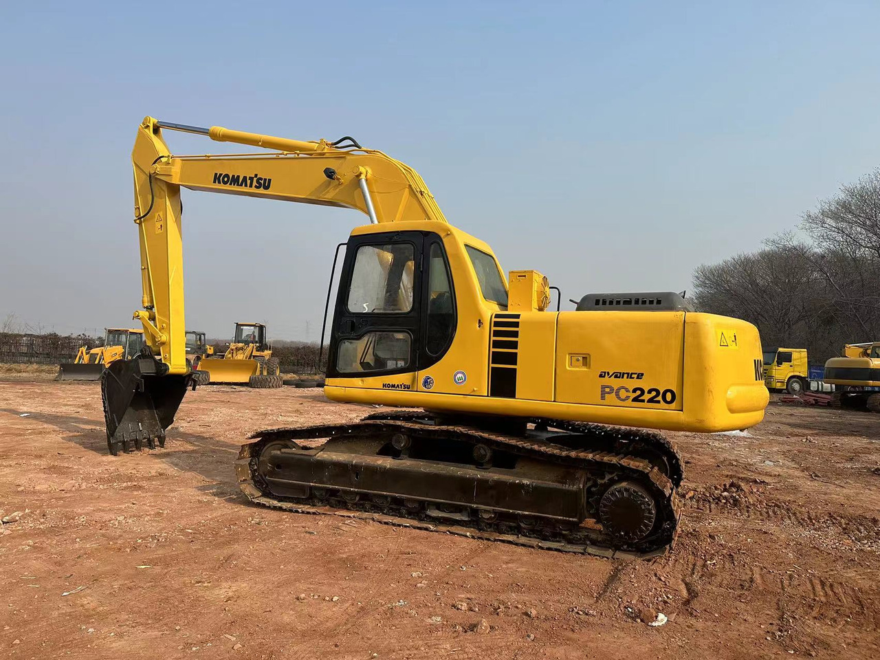 KOMATSU PC220 - Гусеничный экскаватор: фото 1 KOMATSU PC220 - Гусеничный экскаватор: фото 1