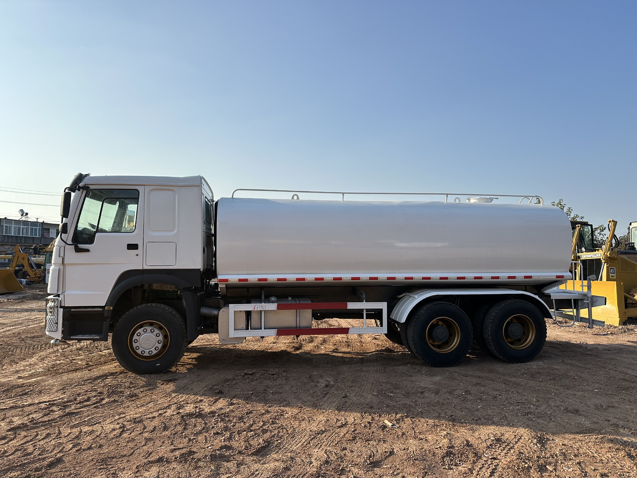 SINOTRUK HOWO 371 Water Tanker Truck - Грузовик-цистерна: фото 5 SINOTRUK HOWO 371 Water Tanker Truck - Грузовик-цистерна: фото 5
