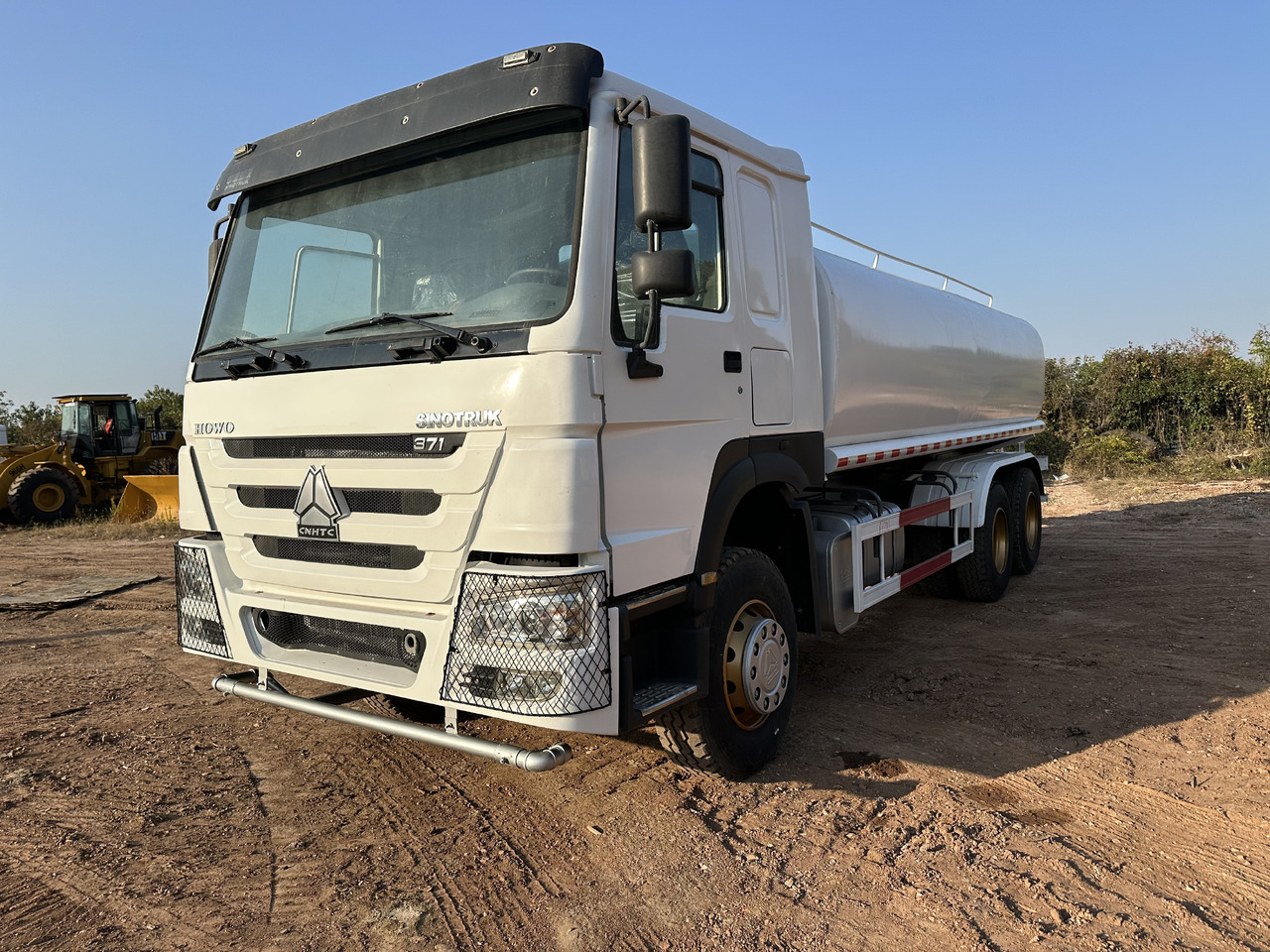 SINOTRUK HOWO 371 Water Tanker Truck - Грузовик-цистерна: фото 4 SINOTRUK HOWO 371 Water Tanker Truck - Грузовик-цистерна: фото 4
