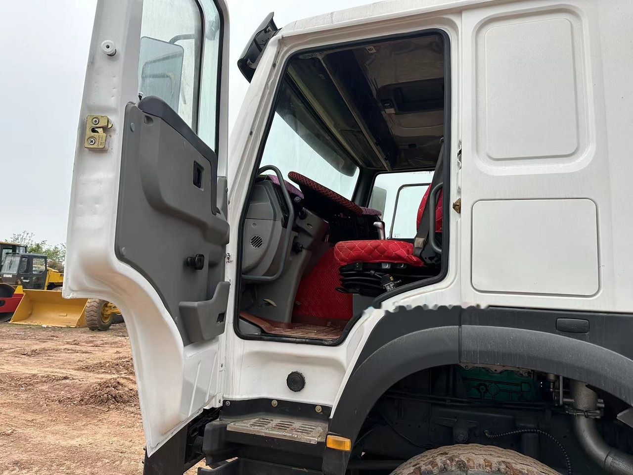 Самосвал SINOTRUK HOWO 371 with Bumper: фото 10