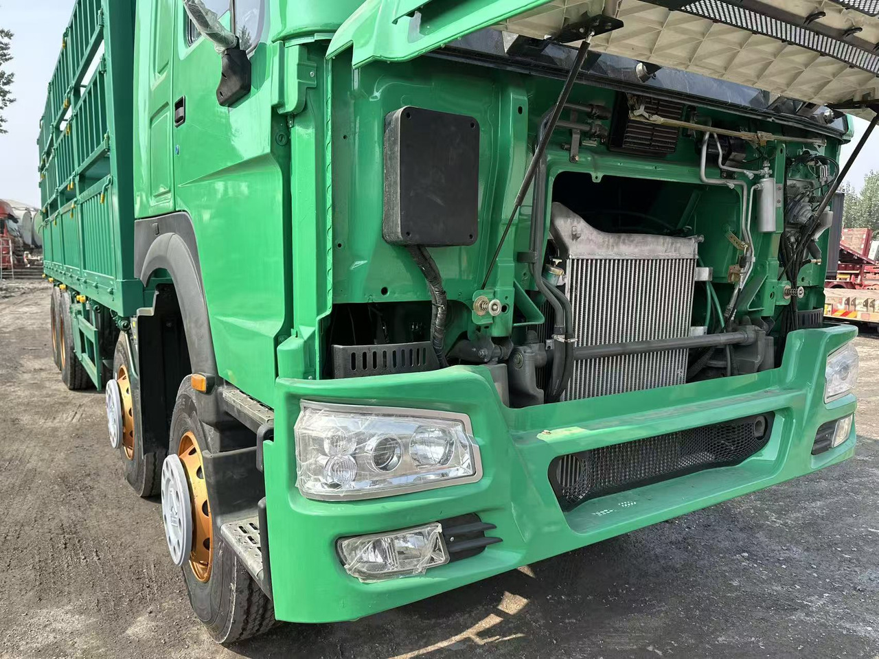 Грузовик бортовой/ Платформа для транспортировки сыпучих материалов SINOTRUK HOWO 420hp 8x4 fence truck: фото 8 Грузовик бортовой/ Платформа для транспортировки сыпучих материалов SINOTRUK HOWO 420hp 8x4 fence truck: фото 8