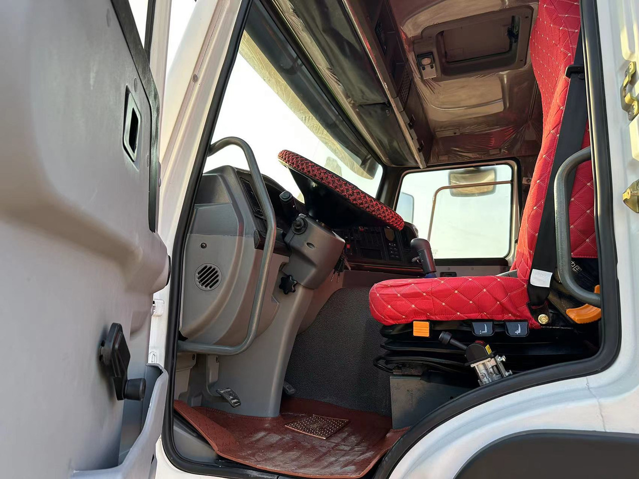 Самосвал для транспортировки силоса SINOTRUK HOWO HOWO 371 6x4: фото 10