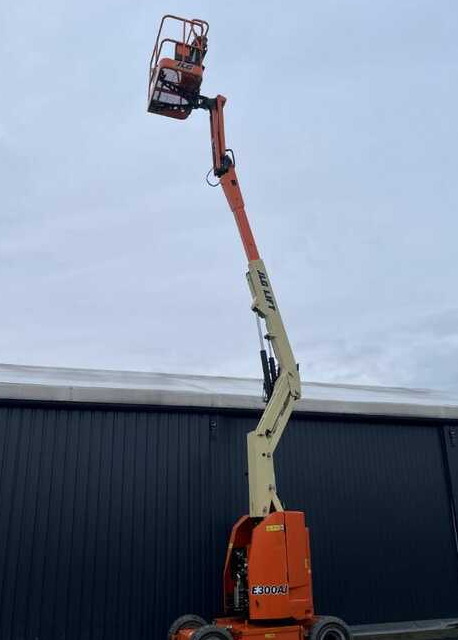 Коленчатый подъемник JLG E300AJ: фото 10