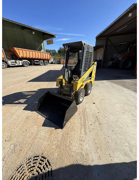 Gehl 1640 - Мини-погрузчик с бортовым поворотом: фото 2 Gehl 1640 - Мини-погрузчик с бортовым поворотом: фото 2