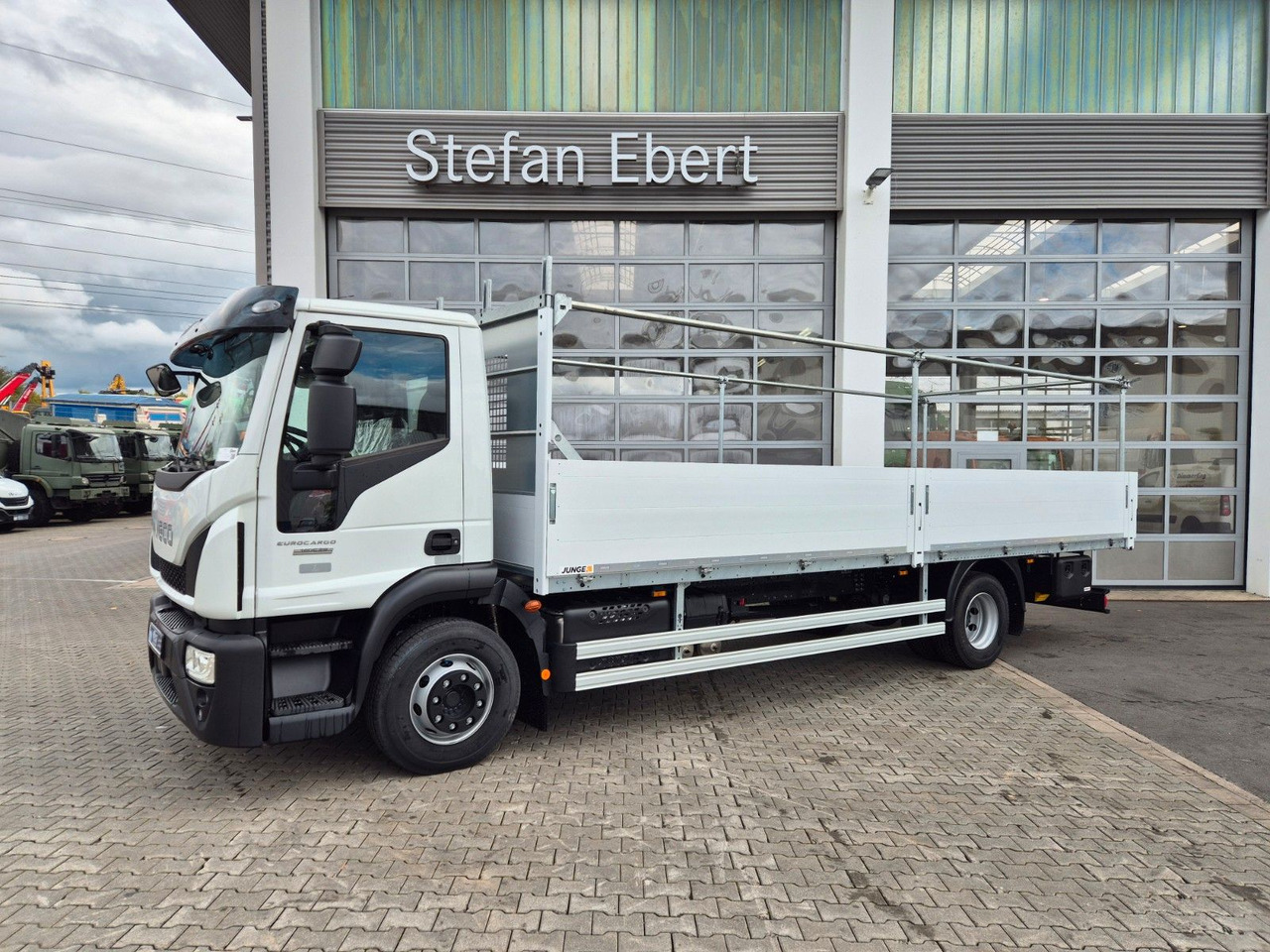 Iveco Eurocargo ML140E28/P Gerüstbau 3 Sitze AHK Klima - Грузовик бортовой/ Платформа: фото 3 Iveco Eurocargo ML140E28/P Gerüstbau 3 Sitze AHK Klima - Грузовик бортовой/ Платформа: фото 3