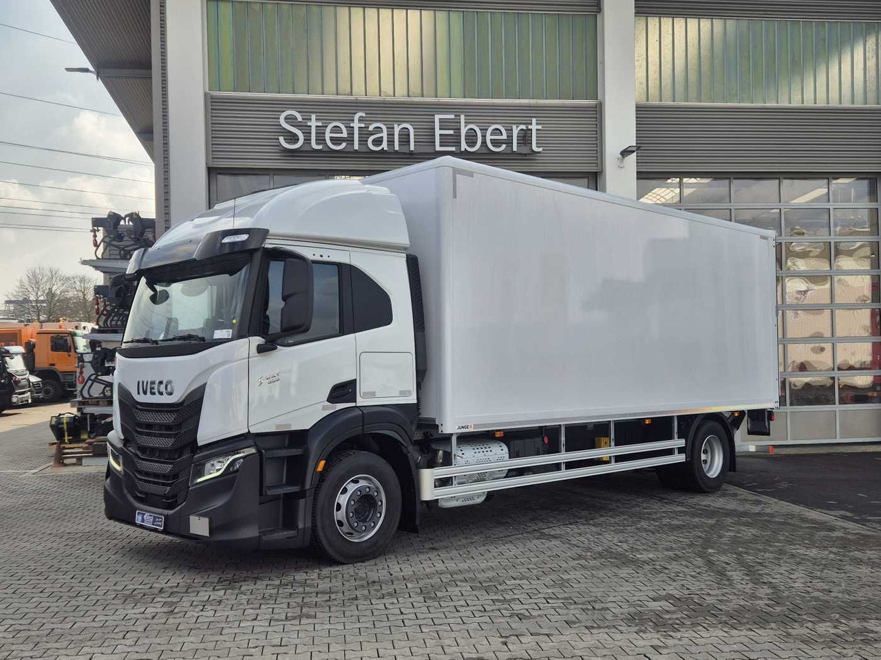 Iveco S Way AT190S40/P LBW Tür AHK Navi Bett - Грузовик с закрытым кузовом: фото 2 Iveco S Way AT190S40/P LBW Tür AHK Navi Bett - Грузовик с закрытым кузовом: фото 2