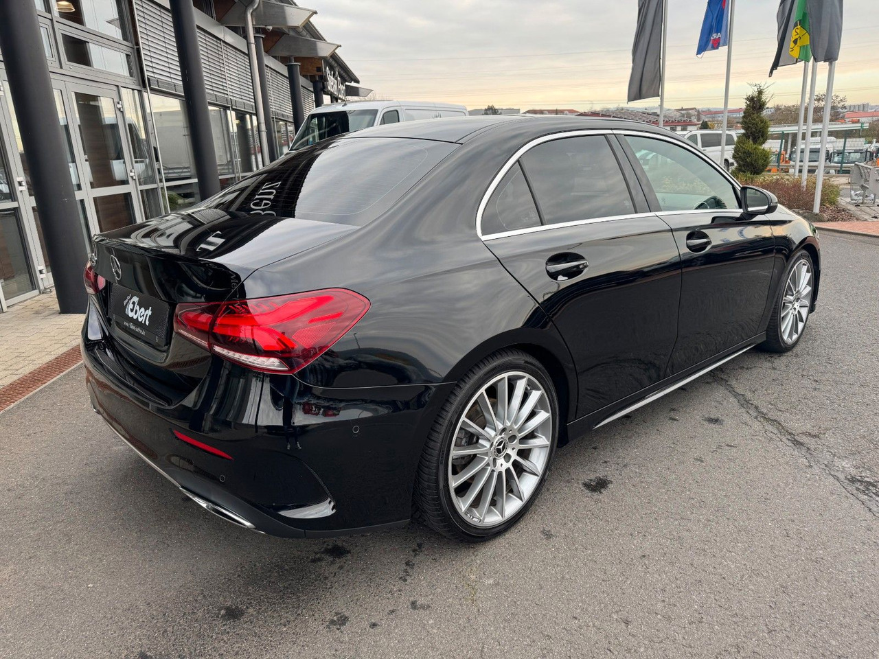 Mercedes-Benz A 200 AMG 19"+Ambiente+R-Kamera+Pano+LED+MBUX - Седан: фото 4 Mercedes-Benz A 200 AMG 19"+Ambiente+R-Kamera+Pano+LED+MBUX - Седан: фото 4