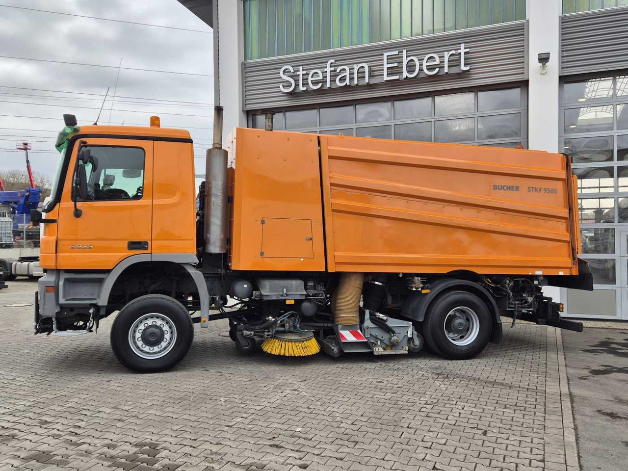 Mercedes-Benz Actros 2032 A 4x4 Bucher STKF 9500 Airport 30x - Подметально-уборочная машина: фото 5 Mercedes-Benz Actros 2032 A 4x4 Bucher STKF 9500 Airport 30x - Подметально-уборочная машина: фото 5