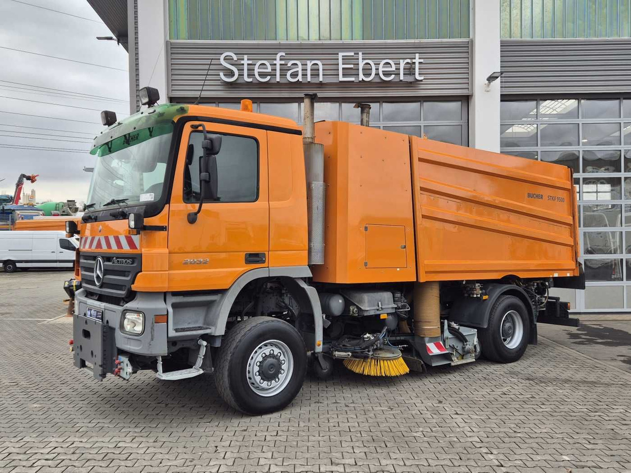 Mercedes-Benz Actros 2032 A 4x4 Bucher STKF 9500 Airport 30x - Подметально-уборочная машина: фото 3 Mercedes-Benz Actros 2032 A 4x4 Bucher STKF 9500 Airport 30x - Подметально-уборочная машина: фото 3
