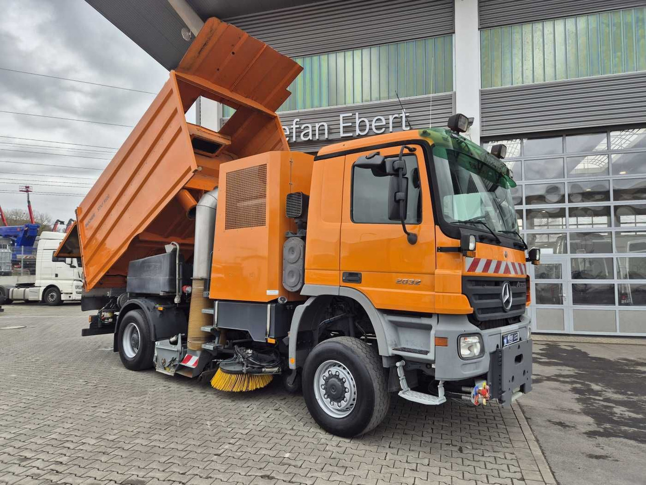 Mercedes-Benz Actros 2032 A 4x4 Bucher STKF 9500 Airport 30x - Подметально-уборочная машина: фото 2 Mercedes-Benz Actros 2032 A 4x4 Bucher STKF 9500 Airport 30x - Подметально-уборочная машина: фото 2
