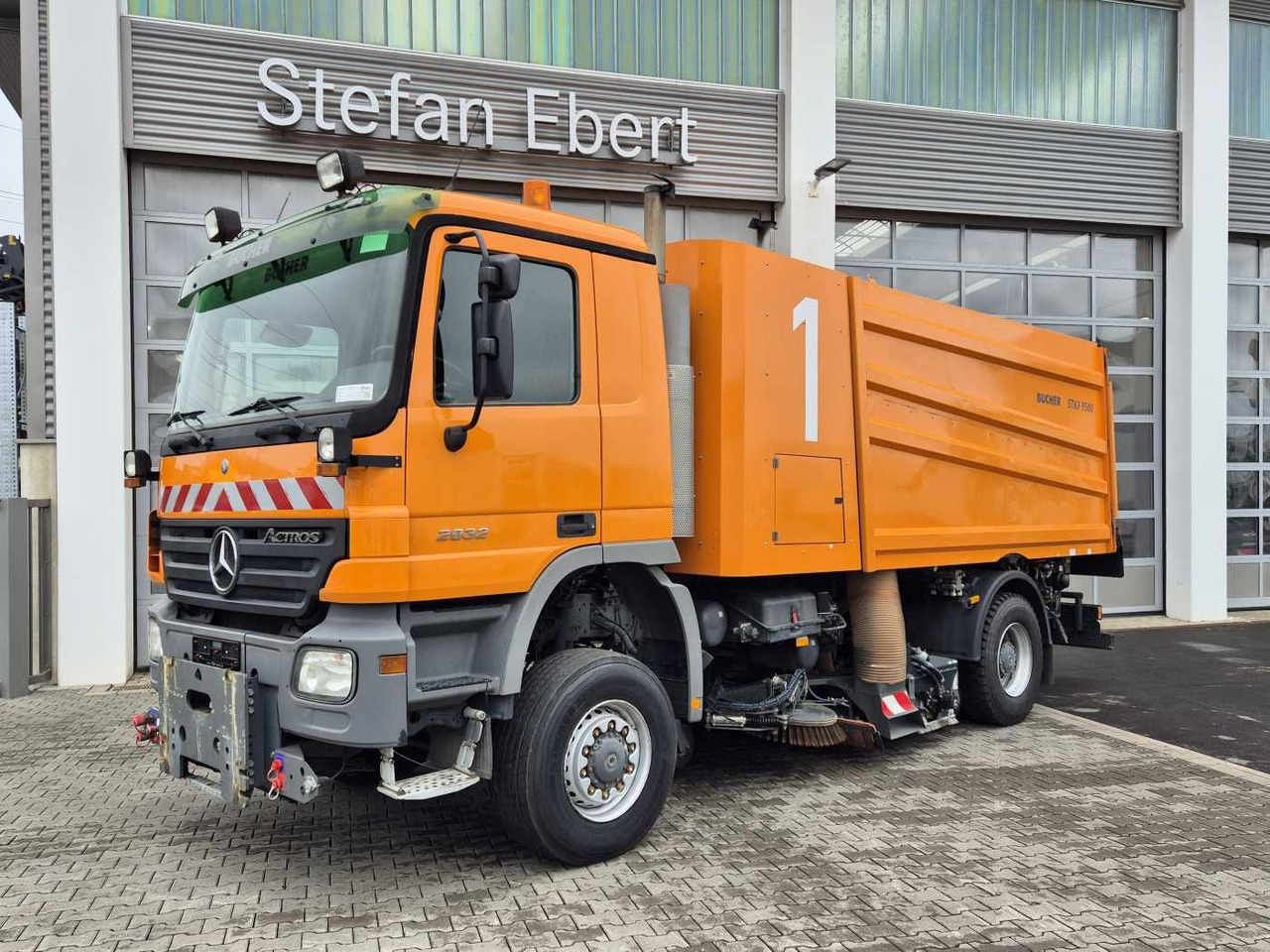 Mercedes-Benz Actros 2032 A 4x4 Bucher STKF 9500 Airport - Подметально-уборочная машина: фото 2 Mercedes-Benz Actros 2032 A 4x4 Bucher STKF 9500 Airport - Подметально-уборочная машина: фото 2
