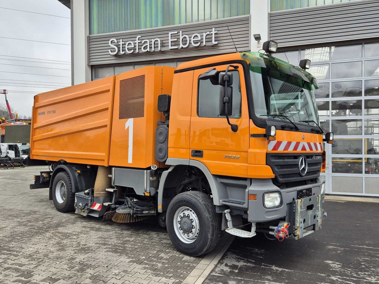 Mercedes-Benz Actros 2032 A 4x4 Bucher STKF 9500 Airport - Подметально-уборочная машина: фото 3 Mercedes-Benz Actros 2032 A 4x4 Bucher STKF 9500 Airport - Подметально-уборочная машина: фото 3