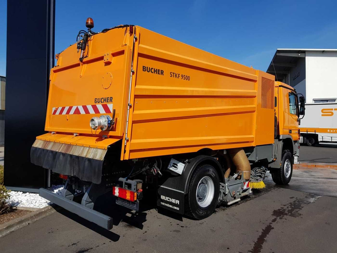 Подметально-уборочная машина Mercedes-Benz Actros 2032 A 4x4 Bucher STKF 9500 Airport: фото 8