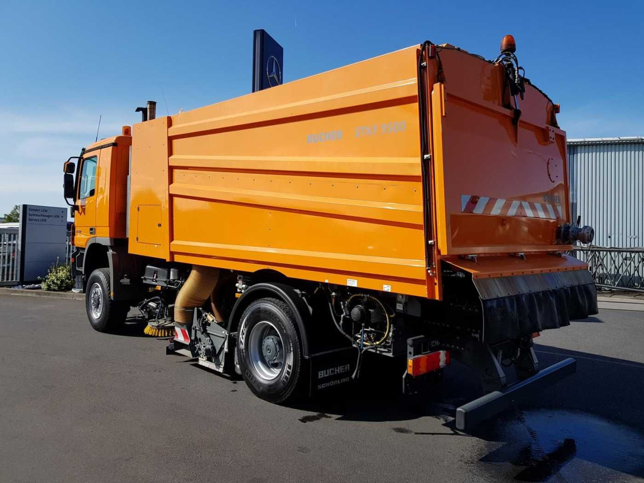 Подметально-уборочная машина Mercedes-Benz Actros 2032 A 4x4 Bucher STKF 9500 Airport: фото 7
