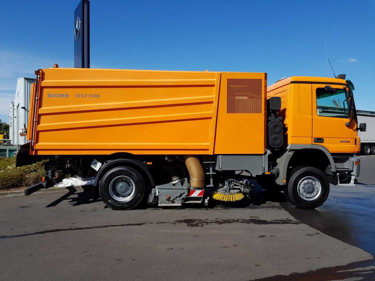 Подметально-уборочная машина Mercedes-Benz Actros 2032 A 4x4 Bucher STKF 9500 Airport: фото 6