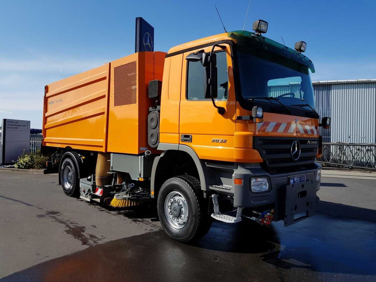 Mercedes-Benz Actros 2032 A 4x4 Bucher STKF 9500 Airport - Подметально-уборочная машина: фото 4 Mercedes-Benz Actros 2032 A 4x4 Bucher STKF 9500 Airport - Подметально-уборочная машина: фото 4