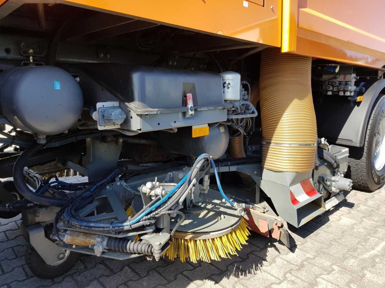 Подметально-уборочная машина Mercedes-Benz Actros 2032 A 4x4 Bucher STKF 9500 Airport: фото 10