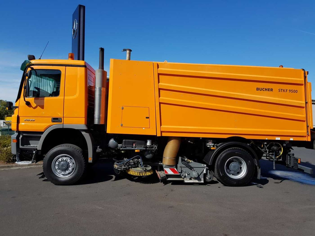 Mercedes-Benz Actros 2032 A 4x4 Bucher STKF 9500 Airport - Подметально-уборочная машина: фото 5 Mercedes-Benz Actros 2032 A 4x4 Bucher STKF 9500 Airport - Подметально-уборочная машина: фото 5