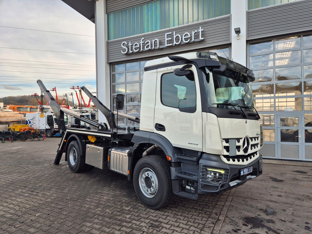 Mercedes-Benz Arocs 1843 K 4x2 HIAB FTR12 Funk AHK - Самосвал: фото 1 Mercedes-Benz Arocs 1843 K 4x2 HIAB FTR12 Funk AHK - Самосвал: фото 1