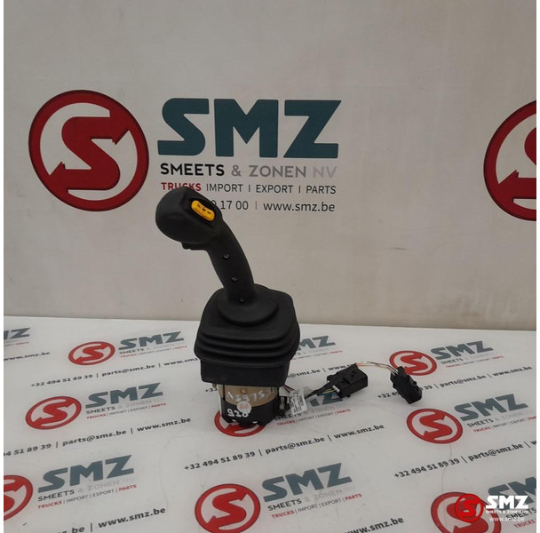 Caterpillar Joystick Caterpillar - Кабина и интерьер: фото 2 Caterpillar Joystick Caterpillar - Кабина и интерьер: фото 2