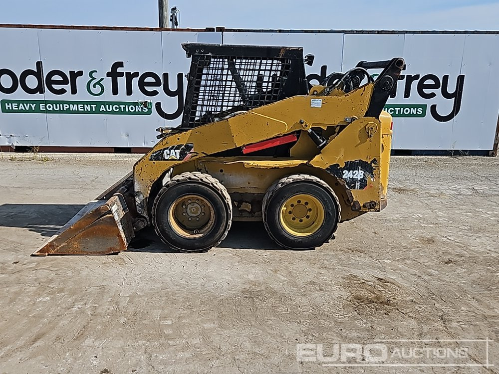 2012 CAT 242B3 - Мини-погрузчик с бортовым поворотом: фото 2 2012 CAT 242B3 - Мини-погрузчик с бортовым поворотом: фото 2