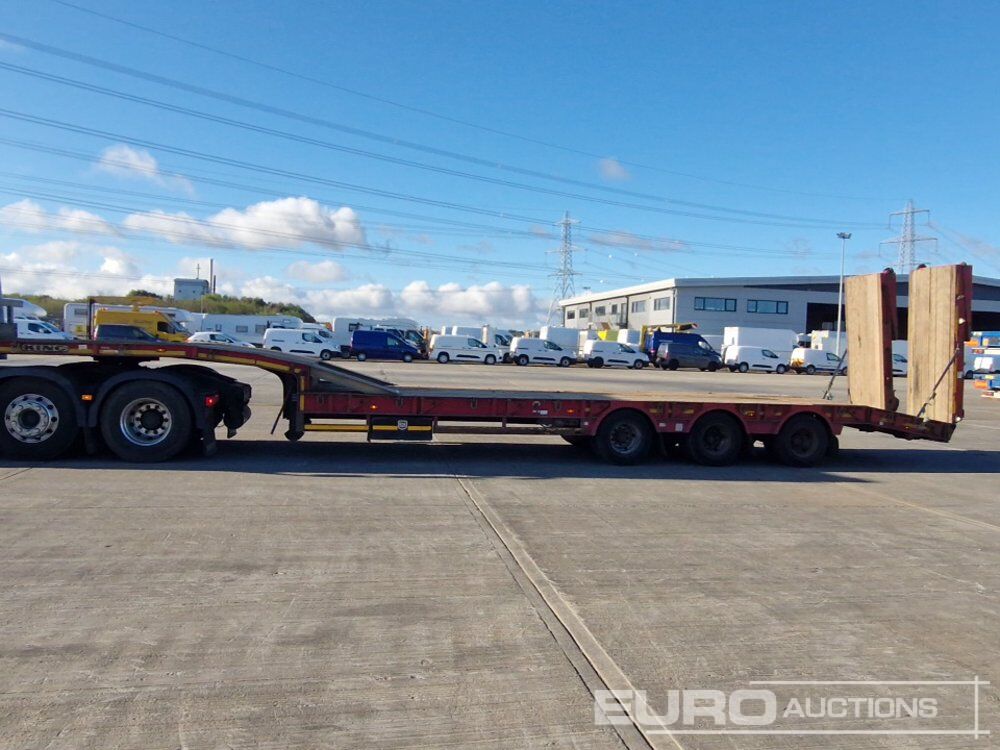 2017 King trailers Tri Axle Step Frame Low Loader Trailer, Hydraulic Flip Toe Ramps, Neck Ramps, Outriggers - Низкорамный прицеп: фото 1 2017 King trailers Tri Axle Step Frame Low Loader Trailer, Hydraulic Flip Toe Ramps, Neck Ramps, Outriggers - Низкорамный прицеп: фото 1