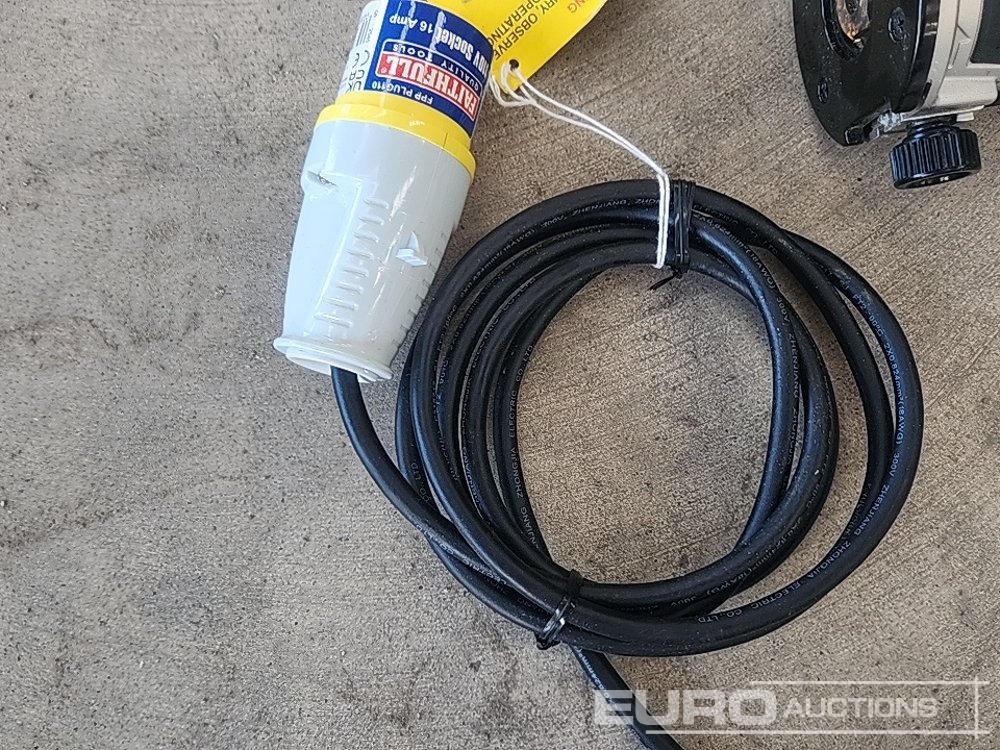 Строительное оборудование Unused Makita RT0701C 110v Router: фото 6