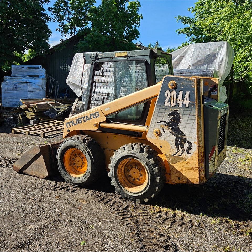 Bobcat Mustang 2044 - Мини-погрузчик с бортовым поворотом: фото 3 Bobcat Mustang 2044 - Мини-погрузчик с бортовым поворотом: фото 3