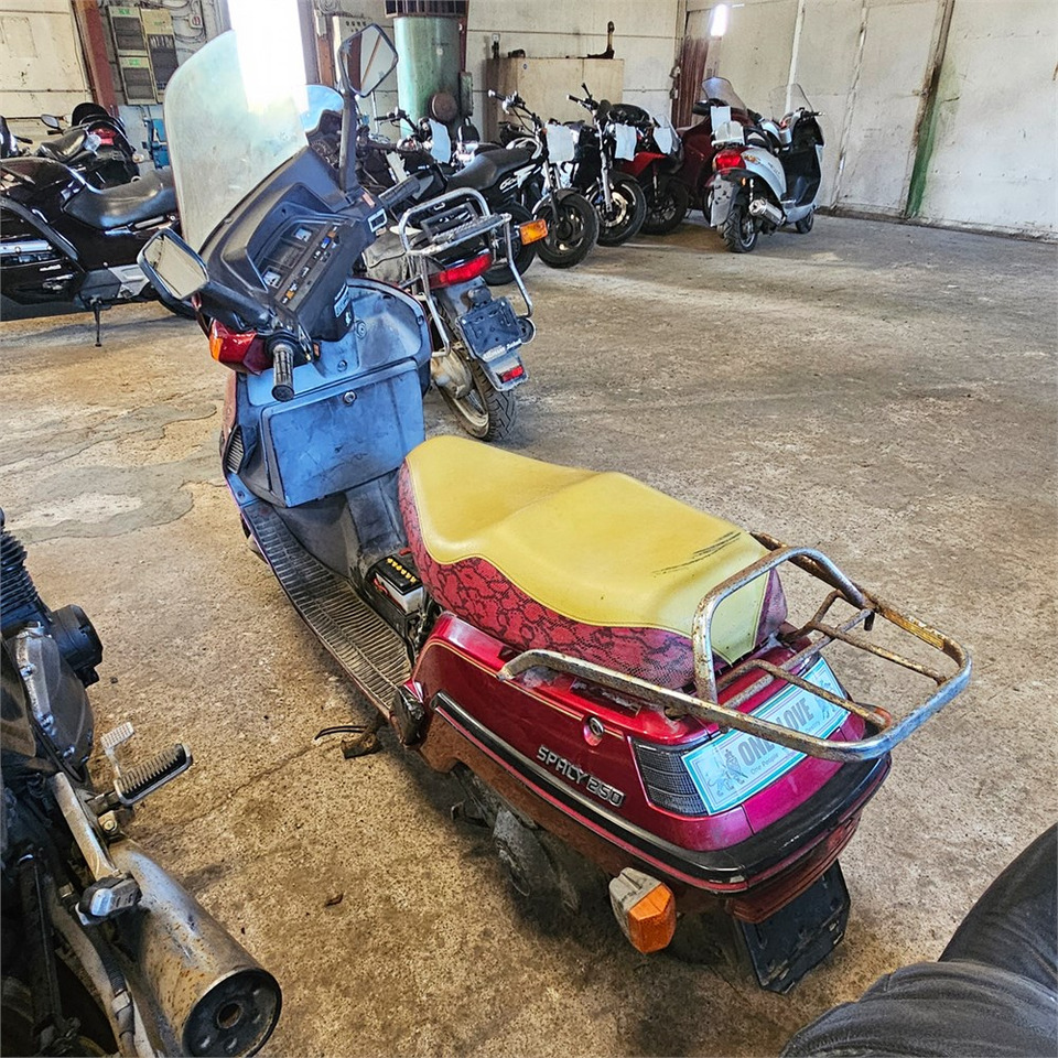 Honda 250 Spacy - Мотоцикл: фото 4 Honda 250 Spacy - Мотоцикл: фото 4