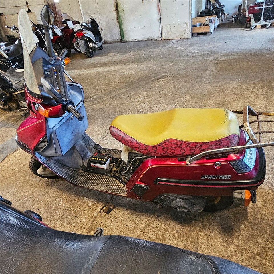 Honda 250 Spacy - Мотоцикл: фото 5 Honda 250 Spacy - Мотоцикл: фото 5