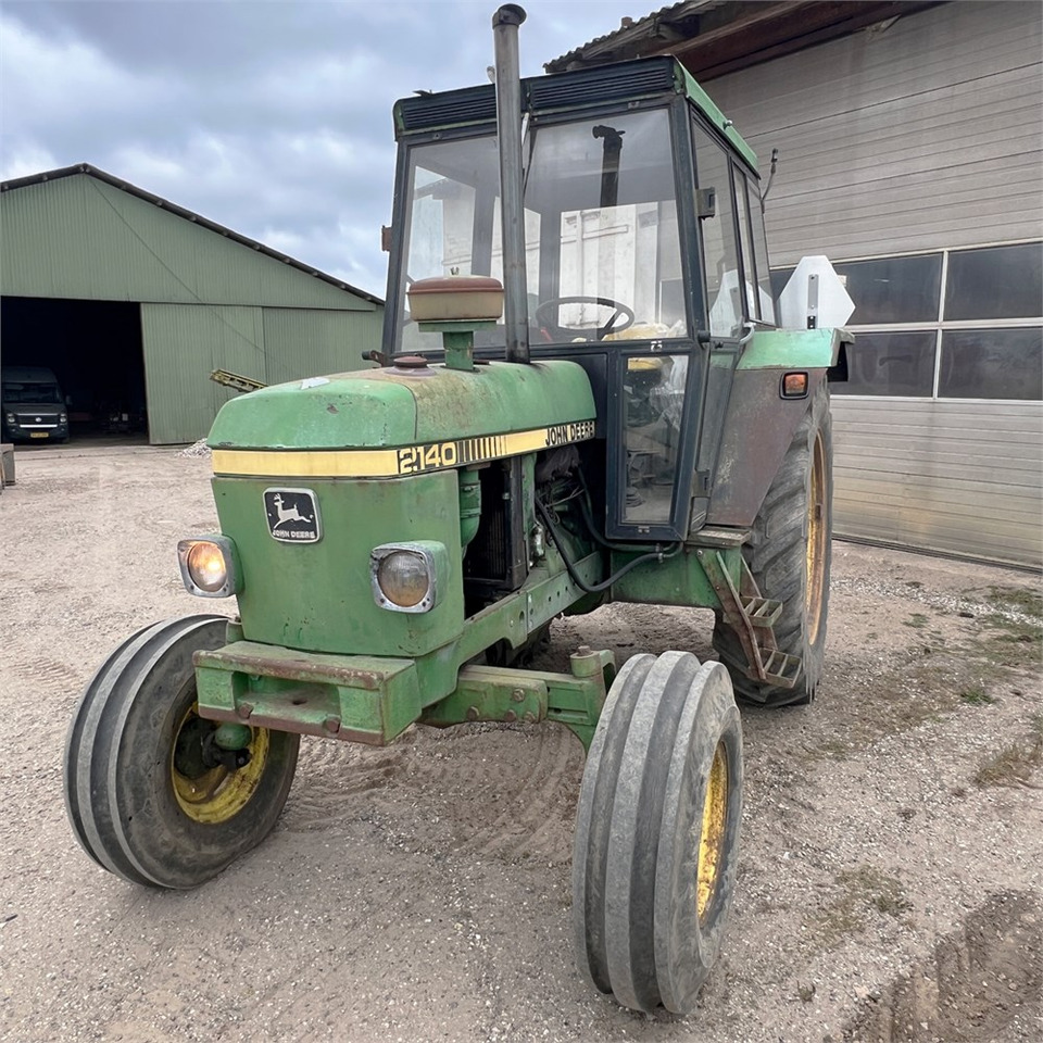John Deere 2140 - Трактор: фото 4 John Deere 2140 - Трактор: фото 4