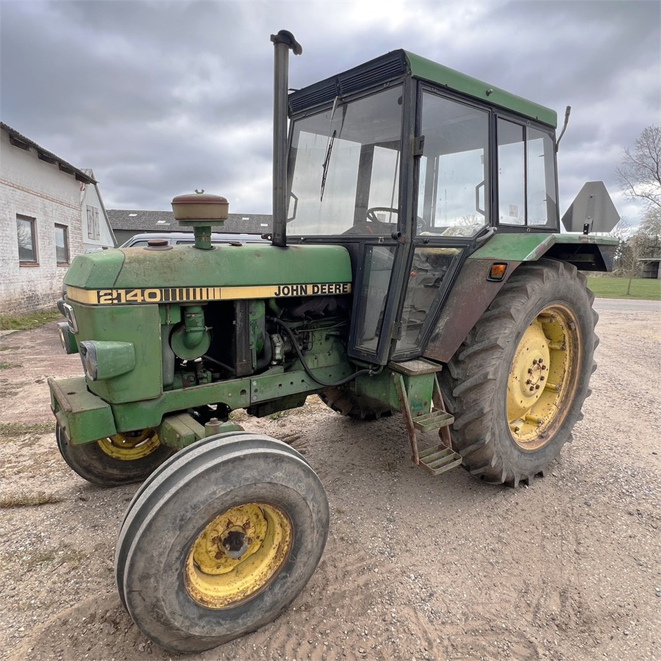 John Deere 2140 - Трактор: фото 1 John Deere 2140 - Трактор: фото 1
