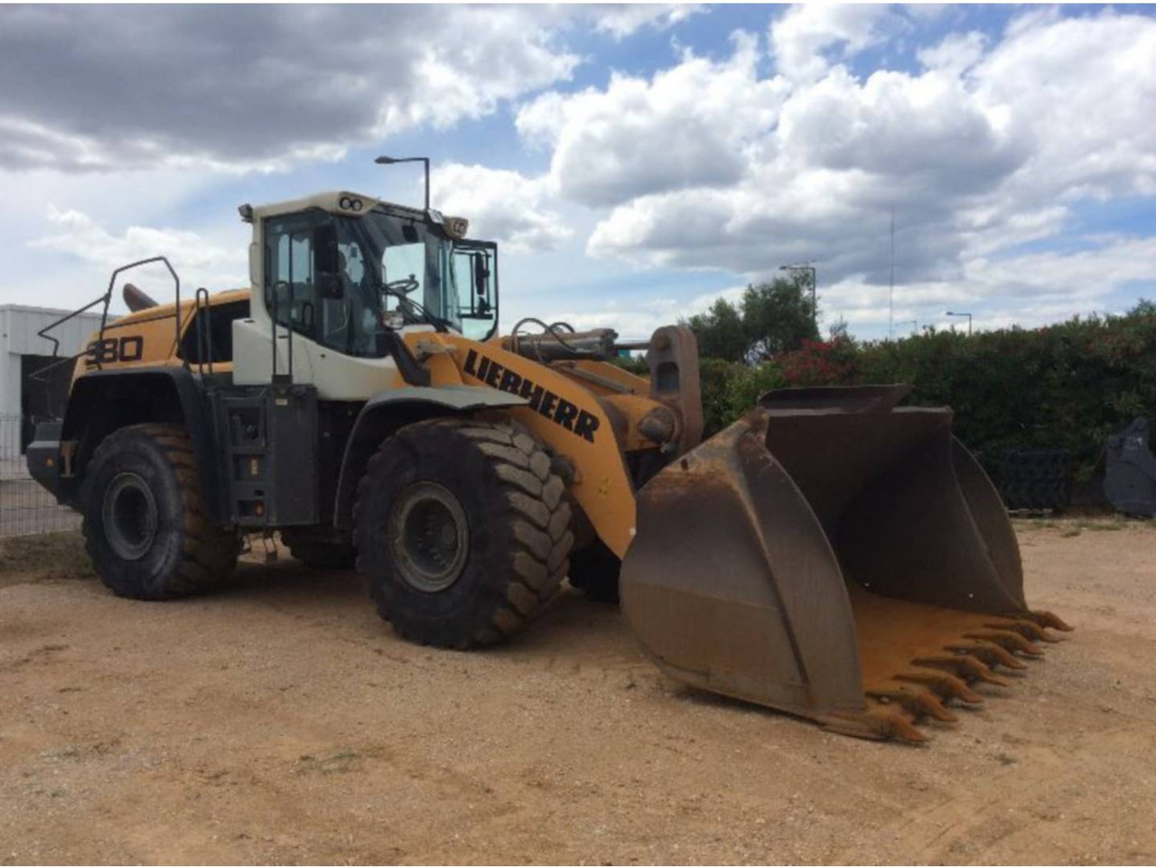 LIEBHERR L580 - Колёсный погрузчик: фото 1 LIEBHERR L580 - Колёсный погрузчик: фото 1