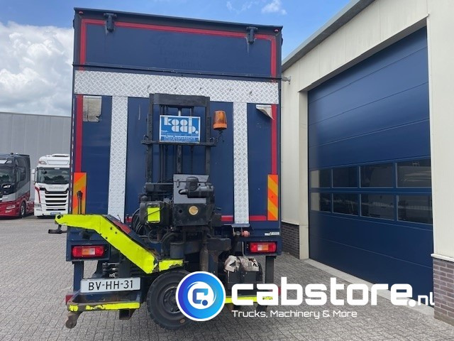 Volvo FM9 4X2R FAL9.0 RAD-A4 Volvo FM300 4x2 Euro 5 bakwagen - Schuifzeilen - Laadklep 2000 kg - Bouwjaar 2008 - Kooi-Aap heftruck - Малотоннажный фургон: фото 4 Volvo FM9 4X2R FAL9.0 RAD-A4 Volvo FM300 4x2 Euro 5 bakwagen - Schuifzeilen - Laadklep 2000 kg - Bouwjaar 2008 - Kooi-Aap heftruck - Малотоннажный фургон: фото 4