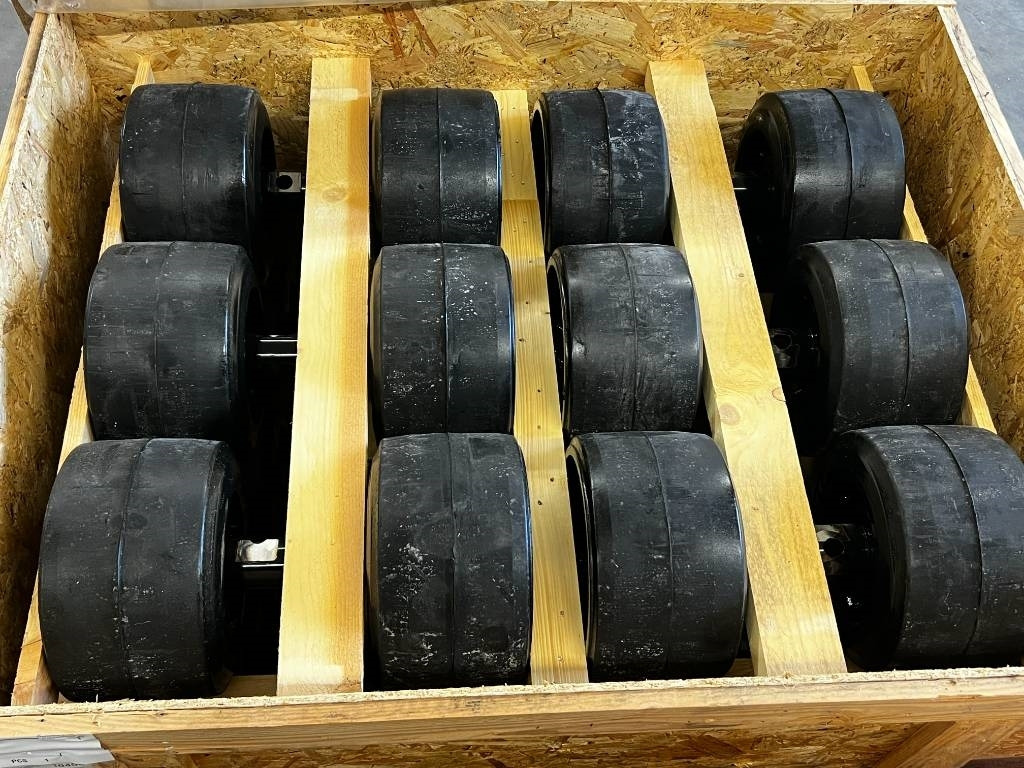 CNH Track rollers for tracks - CNH - Quadtrac/Steiger - Шина для Сельскохозяйственной техники: фото 2 CNH Track rollers for tracks - CNH - Quadtrac/Steiger - Шина для Сельскохозяйственной техники: фото 2