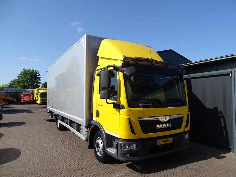 MAN TGL 12.180 EURO 6 LAADKLEP AIRCO AUTOMAAT NAVI 1ST OWNER - Грузовик с закрытым кузовом: фото 1 MAN TGL 12.180 EURO 6 LAADKLEP AIRCO AUTOMAAT NAVI 1ST OWNER - Грузовик с закрытым кузовом: фото 1