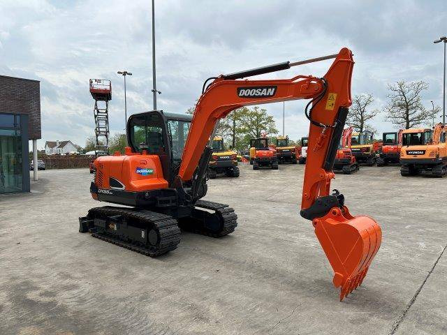 Doosan DX55-9C - Гусеничный экскаватор: фото 3 Doosan DX55-9C - Гусеничный экскаватор: фото 3