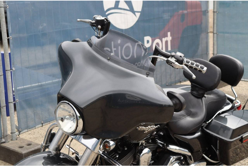 Мотоцикл Harley-Davidson Streeet Glide: фото 14