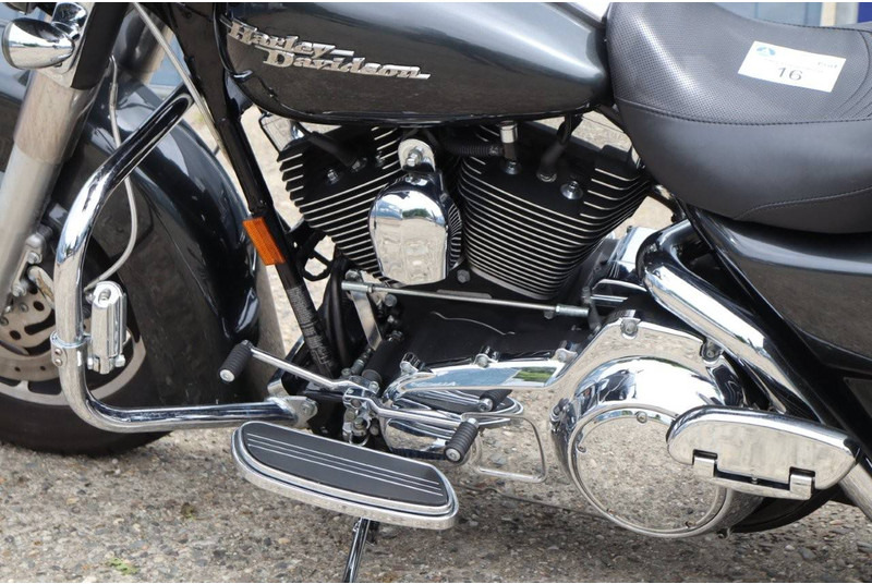 Мотоцикл Harley-Davidson Streeet Glide: фото 17