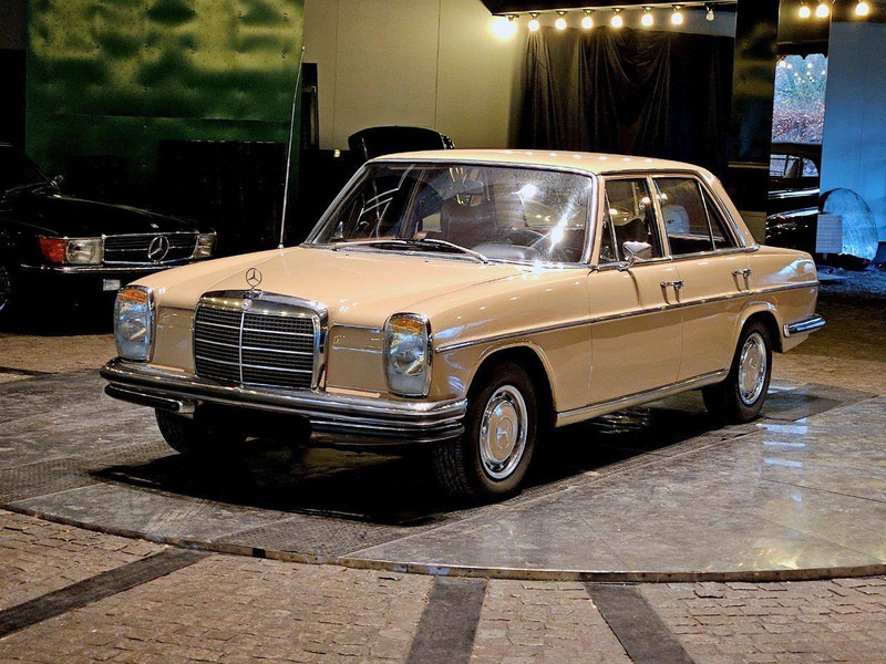 Mercedes-Benz 200-serie 200 (W115) /8 - Седан: фото 1 Mercedes-Benz 200-serie 200 (W115) /8 - Седан: фото 1