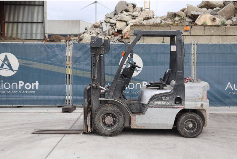 Nissan PL02 - Газовый погрузчик: фото 2 Nissan PL02 - Газовый погрузчик: фото 2