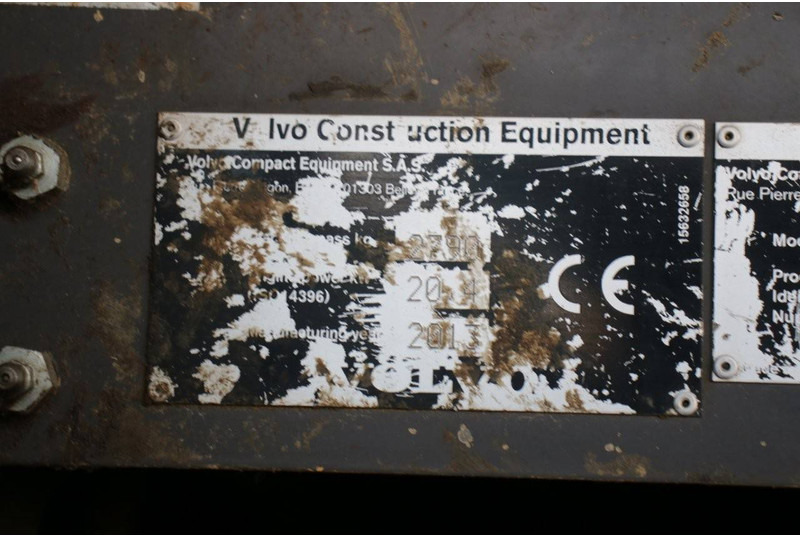 Гусеничный экскаватор Volvo EC27C: фото 15